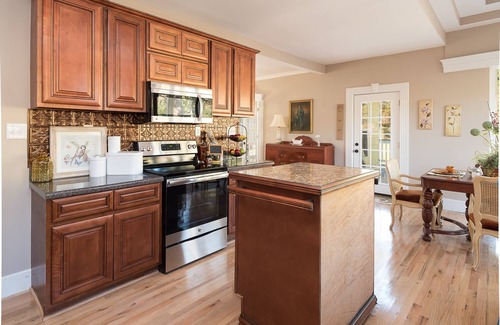 Rockford House | "Historical”Yellow Tea Cup Cottage,Farm setting,Spring H2O,WiFi, Knoxville area