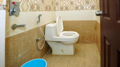 HITEC City Apartment | HIVEE-1 Rooms & Living Twin Bed non AC