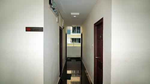 HITEC City Apartment | HIVEE-1 Rooms & Living Twin Bed non AC