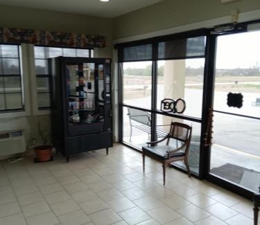 Coalgate Hotel | HiWay Inn Express