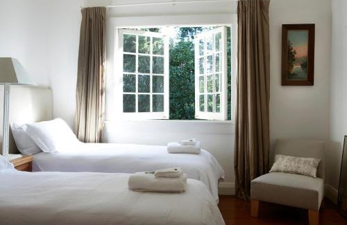 Pataua Villa | Hiwi at Tahi - luxury bungalow with seaviews