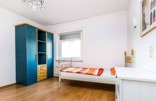 Sieglar Apartment | HÖ01 large apartment with dryer and washing machine