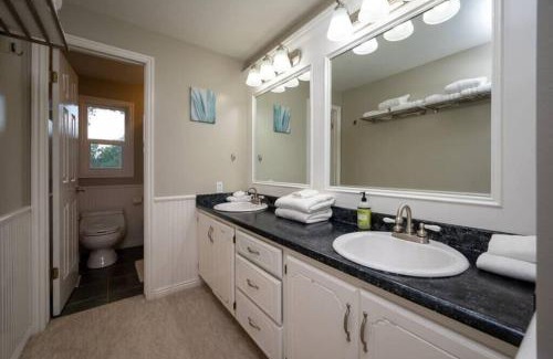 Layton House | Hobbs Mill with Theatre, Ping Pong, and Pet-Friendly
