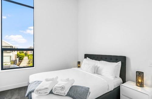 Hobsonville House | Hobsonville Point Enchanter with Parking and Wi-fi