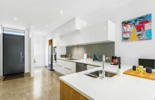 Hobsonville House | Hobsonville Point Enchanter with Parking and Wi-fi