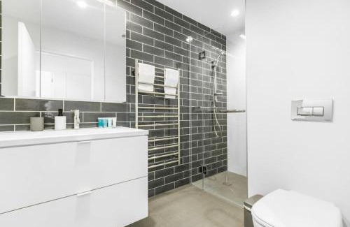 Hobsonville House | Hobsonville Point Enchanter with Parking and Wi-fi
