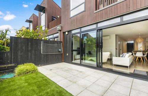Hobsonville House | Hobsonville Point Enchanter with Parking and Wi-fi