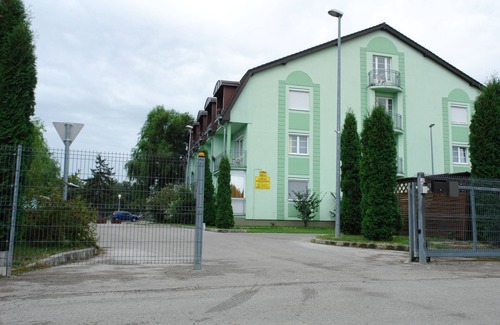 Sarvar Apartment | HoldLux Apartmanok