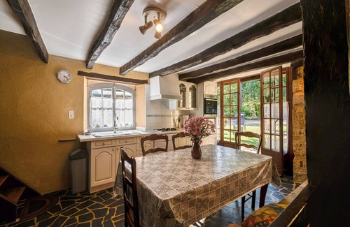 Villefranche-du-Perigord House | Holiday Home in Villefranche by Forest Views