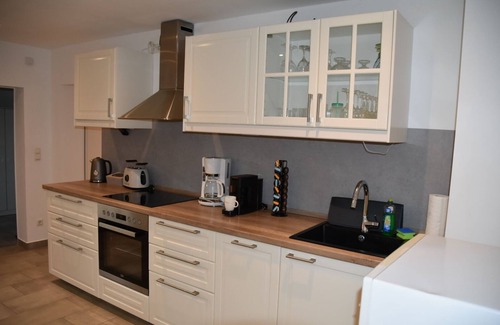 Kaltenholzhausen Apartment | Holiday Apartment "Casa Schrader" with Private Terrace, Private Garden & Wi-Fi