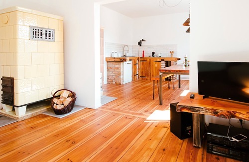 Neuenhagen Apartment | Holiday Apartment "Das Atelier" with 2 Shared Terraces, Shared Garden & Wi-Fi