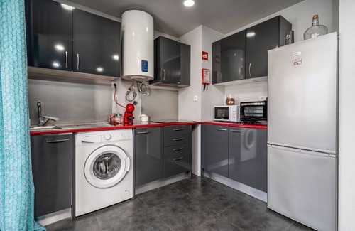 Praia da Rocha Apartment | Holiday Apartment 'Karol Vaz 3' with Shared Garden & Wi-Fi