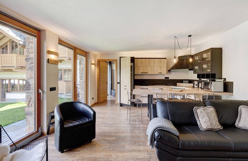 Teola Apartment | Holiday Apartment Chalet Monteneve Neve with Mountain View, Shared Garden & Wi-Fi