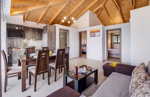 Tsoukaladhes Apartment | Holiday Apartment 'Deluxe King Suite 5' with Sea View, Shared Pool & Wi-Fi