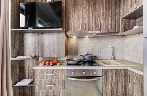 Tsoukaladhes Apartment | Holiday Apartment 'Deluxe King Suite 5' with Sea View, Shared Pool & Wi-Fi