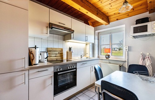 Schobull Apartment | Holiday Apartment "Schipp Landen Frida" with Shared Garden & Wi-Fi
