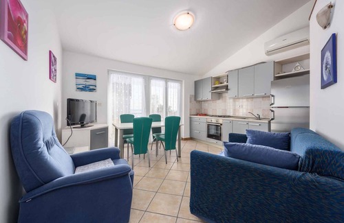 Lovrecica Apartment | Holiday apartment with air conditioning near the sea