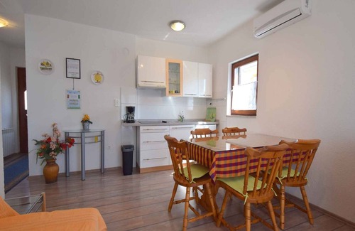 Milcetici Apartment | Holiday apartment with balcony
