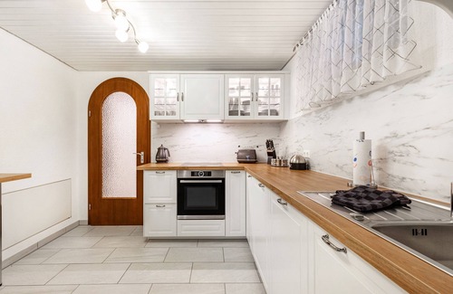 Heidenheim an der Brenz Apartment | Holiday Apartment "Pension Waldblick" with Private Terrace, Shared Garden & Wi-Fi