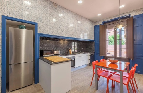 Vilafranca del Penedes Apartment | Holiday Home 'Apartament Merlot' with Shared Terrace, Balcony & Wi-Fi