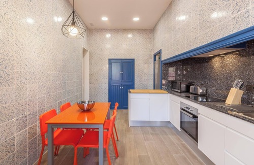 Vilafranca del Penedes Apartment | Holiday Home 'Apartament Merlot' with Shared Terrace, Balcony & Wi-Fi