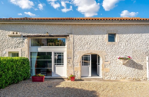 Montils House | Holiday Home 'Chèvrefeuille' with Shared Pool, Private Terrace and Wi-Fi