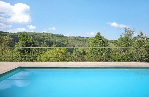 Cerretto Langhe Apartment | Holiday Home 'La Corte di Langa Alloggio Turchese' with Shared Pool & Wi-Fi
