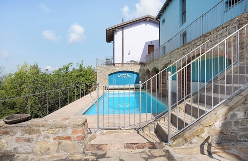 Cerretto Langhe Apartment | Holiday Home 'La Corte di Langa Alloggio Turchese' with Shared Pool & Wi-Fi