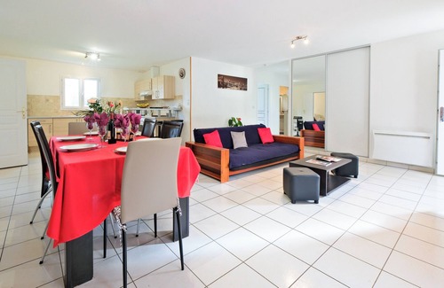 Savignac-les-Eglises House | Holiday Home 'La Baradis Avec Piscine Et Clim' with Shared Pool, Wi-Fi and Air Conditioning