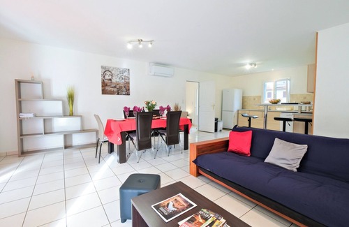 Savignac-les-Eglises House | Holiday Home 'La Baradis Avec Piscine Et Clim' with Shared Pool, Wi-Fi and Air Conditioning
