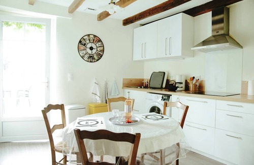 Razac-de-Saussignac House | Holiday Home 'Le Gite Du Vigneron' with Private Terrace, Private Garden and Wi-Fi