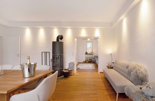 Borfink House | Holiday Home 'Alte Revierförsterei' with Private Terrace, Private Garden and Wi-Fi