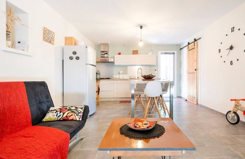 Baudignan House | Holiday Home 'Au Milieu D'un Airial' with Shared Pool, Private Terrace and Wi-Fi