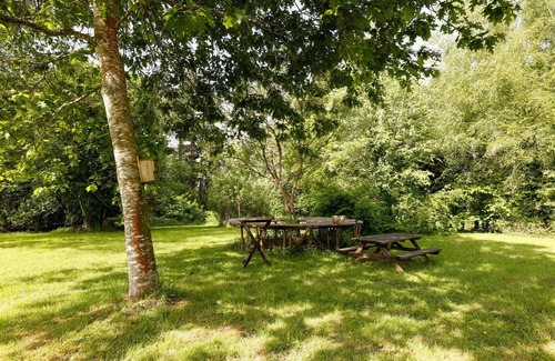 Le Faouet House | Holiday Home 'Au Milieu D'un Parc Arboré' with Private Terrace, Private Garden and Wi-Fi
