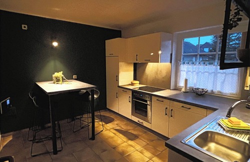 Haseluenne House | Holiday Home by the Lake with Garden and Terrace