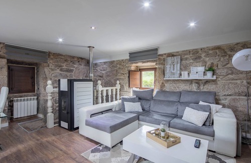 Ponte Caldelas House | Holiday Home 'Casa Da Xeitosa' with Mountain View, Private Pool and Wi-Fi