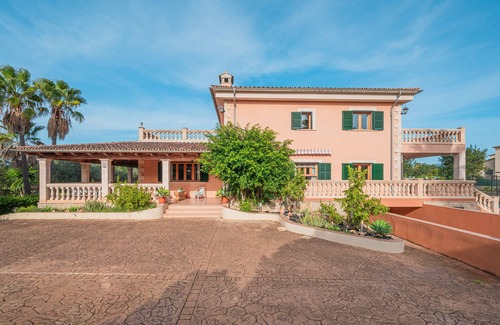 Es Garrovers House | Holiday Home Casa Estilo Mallorquín with Mountain View & Pool