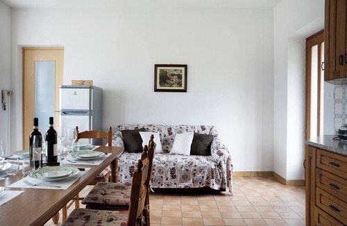 Dogliani House | Holiday Home 'Casa Pianezzo Dogliani' with Mountain View, Private Pool and Wi-Fi