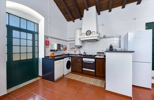 Mertola House | Holiday Home 'Casa Da Aldeia' with Private Terrace, Wi-Fi and Air Conditioning