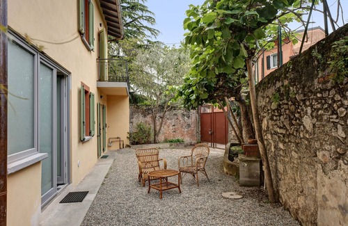 Ispra House | Holiday Home 'Casa Romantica' with Private Terrace, Balcony and Wi-Fi