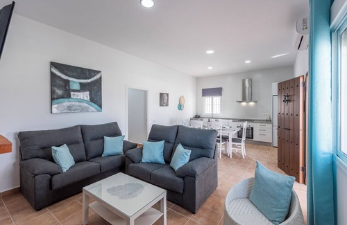 La Lantejuela House | Holiday Home 'Casa Rural Lola - Lantejuela' with Private Pool, Wi-Fi and Air Conditioning