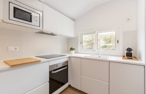 Canyelles House | Holiday Home "Casita Palmeras" with Mountain View, Private Garden & Wi-Fi
