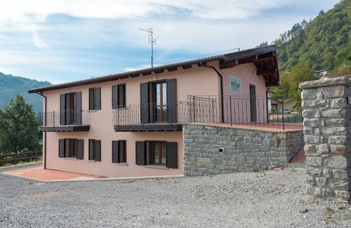 Firenzuola House | Holiday Home "Chalet La Greta con Vista" with Shared Garden