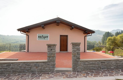 Firenzuola House | Holiday Home "Chalet La Greta con Vista" with Shared Garden