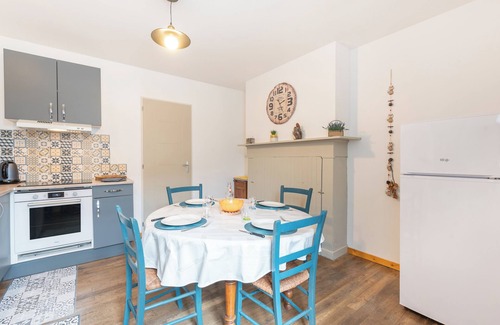 Heches House | Holiday Home 'Chez Bob' with Mountain View and Wi-Fi
