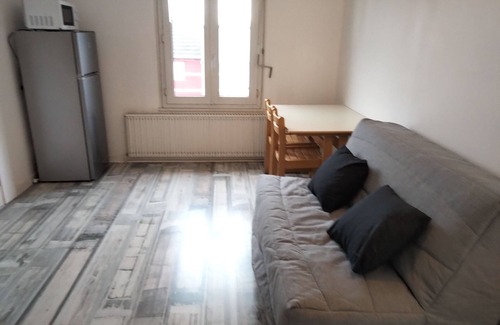 Bourges House | Holiday Home 'Chez Chriss' with Shared Terrace, Shared Garden and Wi-Fi