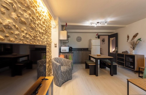 Monein House | Holiday Home 'Cholena - Domaine Helaku' with Shared Terrace, Shared Garden and Wi-Fi
