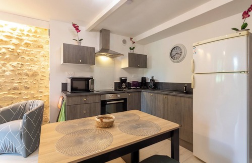 Monein House | Holiday Home 'Cholena - Domaine Helaku' with Shared Terrace, Shared Garden and Wi-Fi