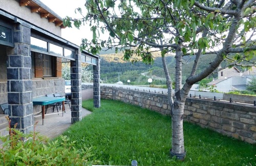 Castiello de Jaca House | Holiday Home 'La Casa De Luis' with Mountain View, Private Terrace and Wi-Fi