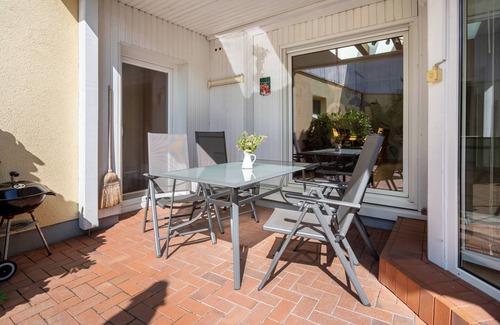 Blankenburg House | Holiday Home 'Ferienhaus Sommerrose' with Private Terrace, Private Garden and Wi-Fi